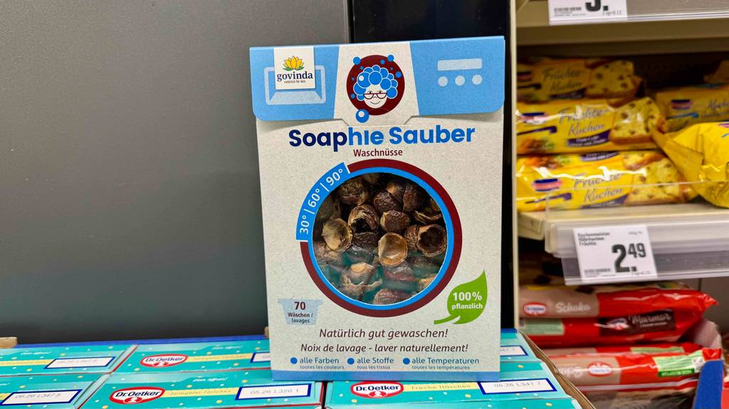 Eine Packung getestete Waschnüsse steht auf Backmischungen.