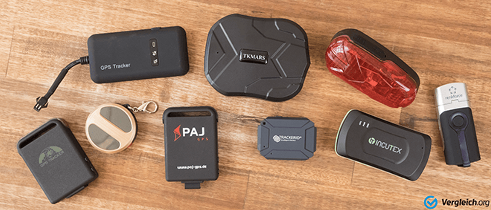 Mehrere GPS-Tracker aus einem Test liegen nebenbeinander.