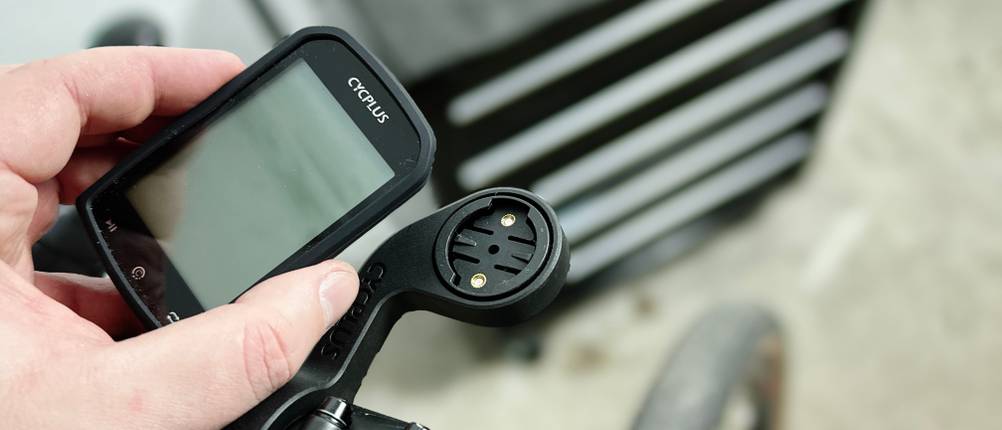 Der Cycplus M1 Fahrradcomputer wird in die Lenkerhalterung eingesetzt. Die Halterung ist mit einer Schraubbefestigung am Lenker montiert.