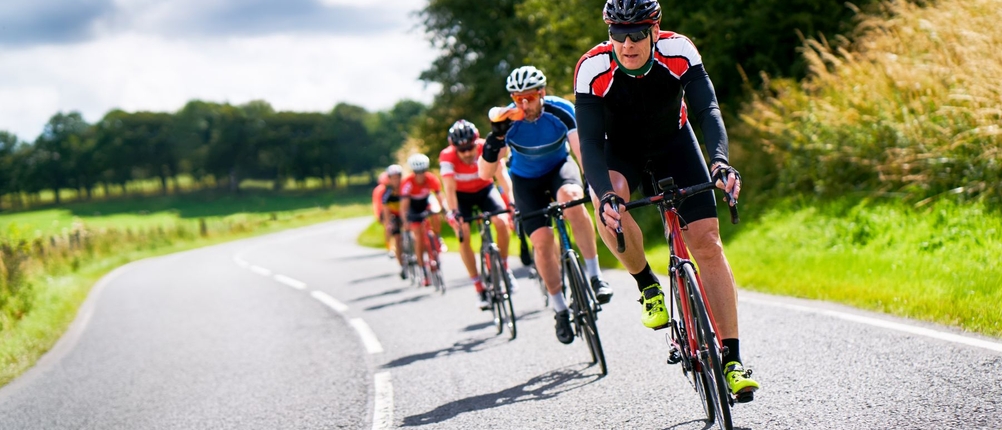 Fahrradfahren auf einer Tour an einem sonnigen Tag.