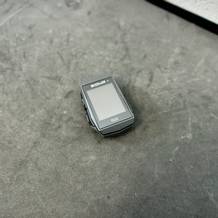 Der Sigma ROX 11.1 EVO Fahrradcomputer liegt auf einer dunklen Oberfläche. Das Display ist ausgeschaltet, und keine weiteren Zubehörteile sind sichtbar.