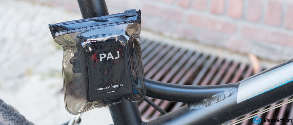 Ein GPS-Tracker für das Fahrrad ist in einem regensicheren Beutel am Fahrrad montiert.