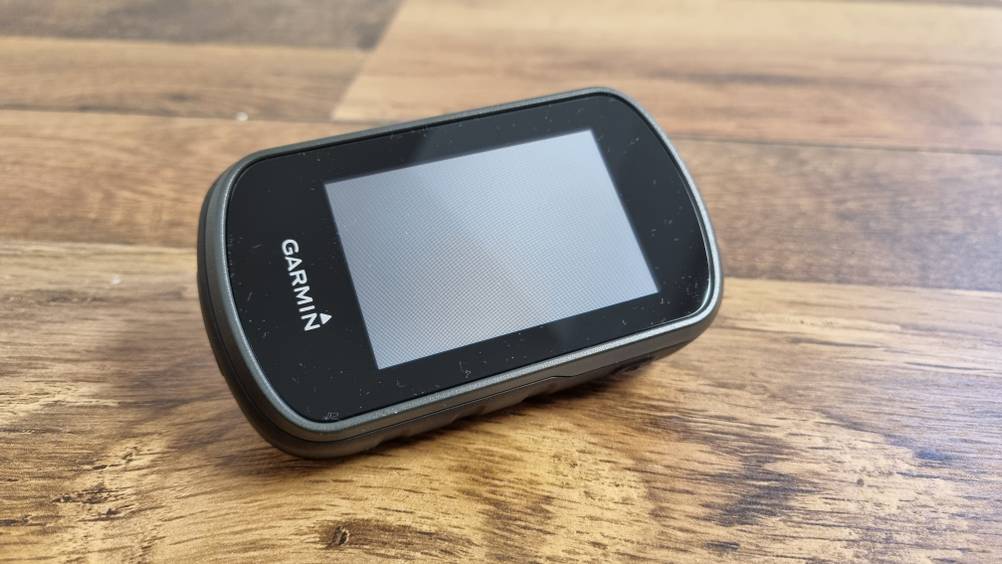 Garmin eTrex Touch 35 Display liegt auf dem Boden.
