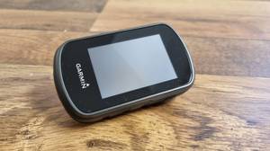 Garmin eTrex Touch 35 Display liegt auf dem Boden.