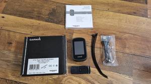 GPS-Gerät Garmin eTrex Touch liegt detailliert auf dem Boden.