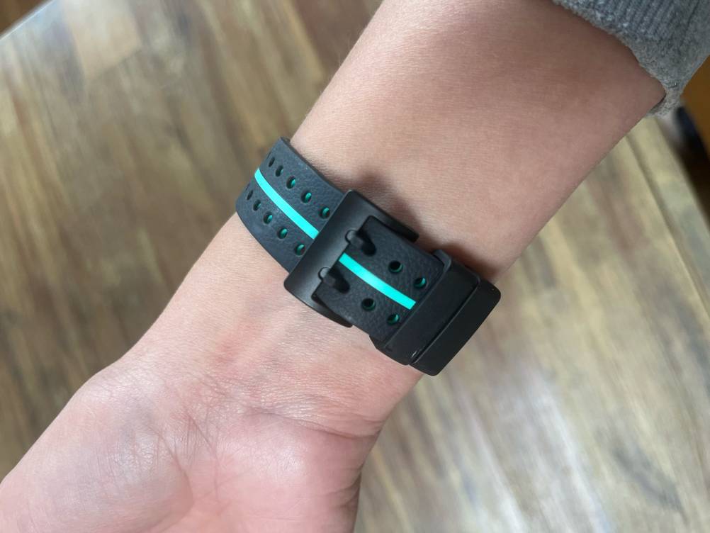 Nahaufnahme der Schnalle einer GPS-Uhr im Test an einem Handgelenk.