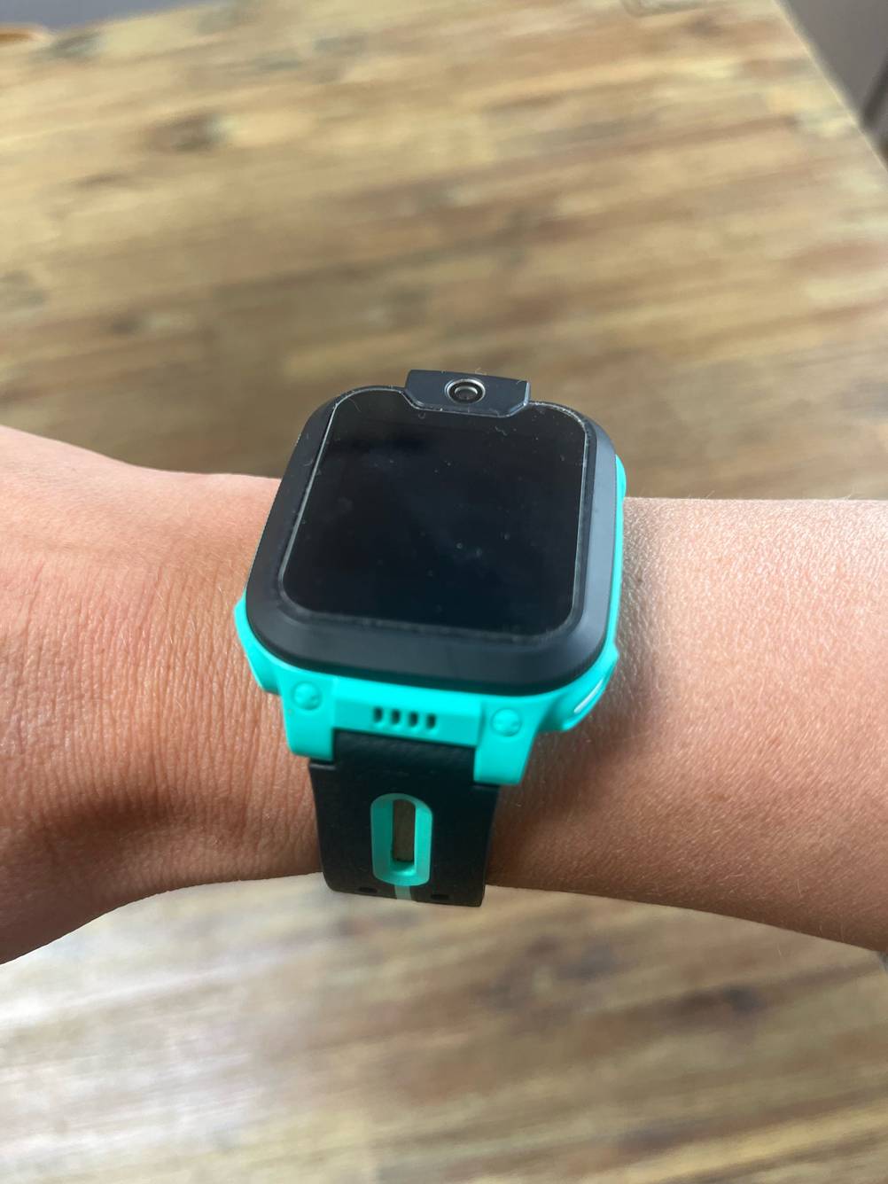 Nahaufnahme einer getesteten GPS-Uhr an einem Handgelenk.
