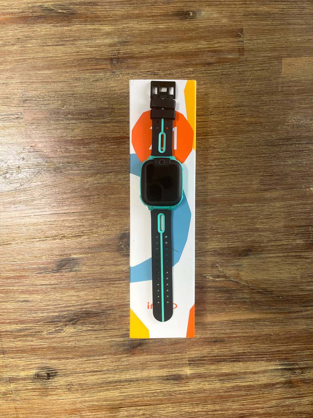GPS-Uhr im Test: Eine Uhr liegt auf ihrer Originalverpackung.