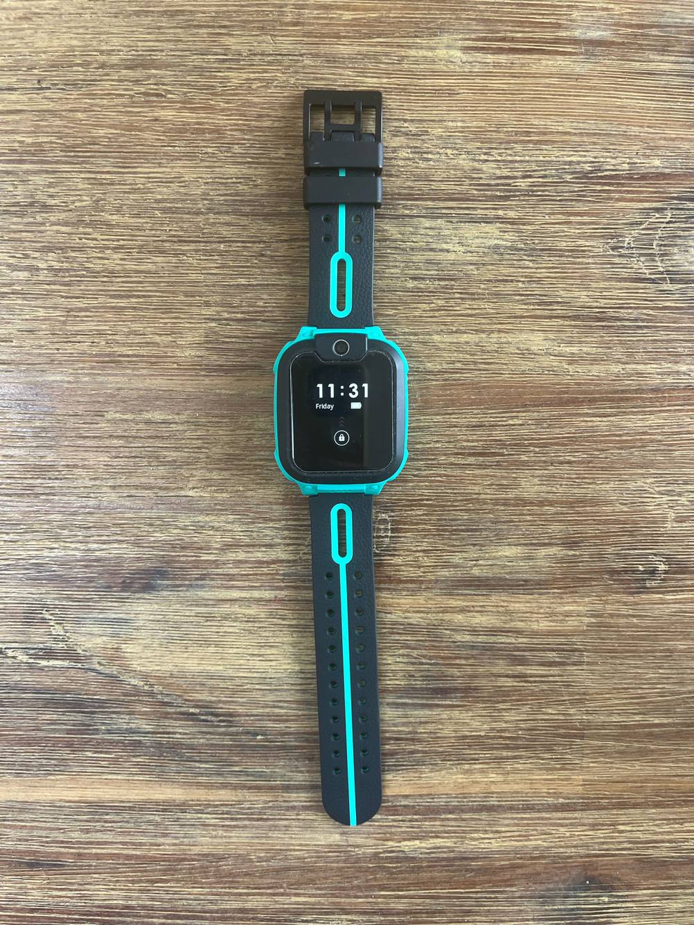 Eine getestete GPS-Uhr von oben auf einer Holzfläche.
