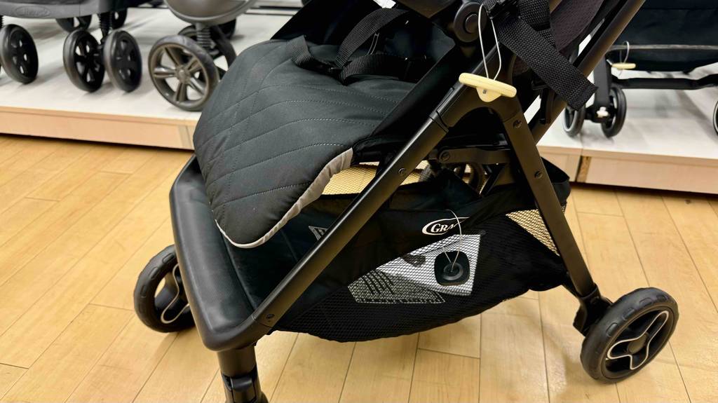 Detailansicht der Sitz- und Trittfläche eines getesteten leichten Kinderwagens.
