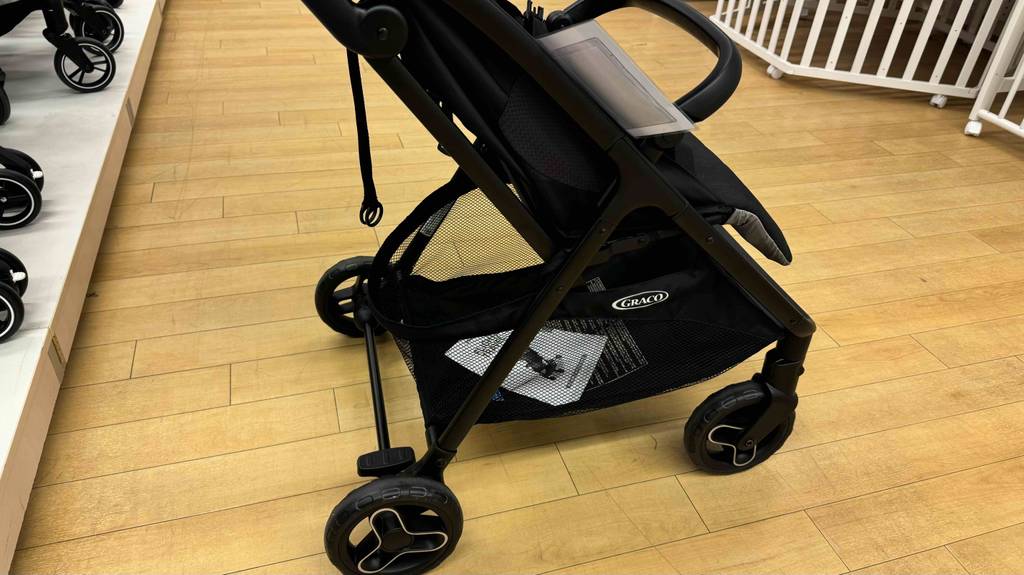 Leichter Kinderwagen im Test: Blick auf den Korb und die Räder.