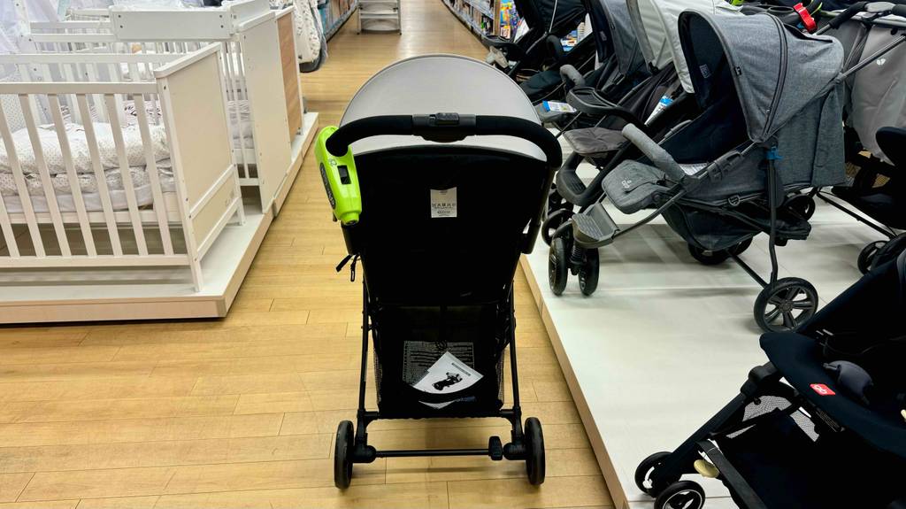 Rückansicht eines leichten Kinderwagens im Test.