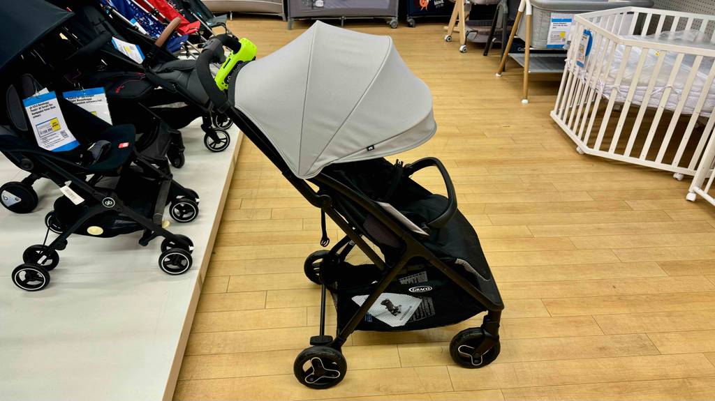 Seitenansicht eines leichten Kinderwagens, der zum testen in einem Gang steht.