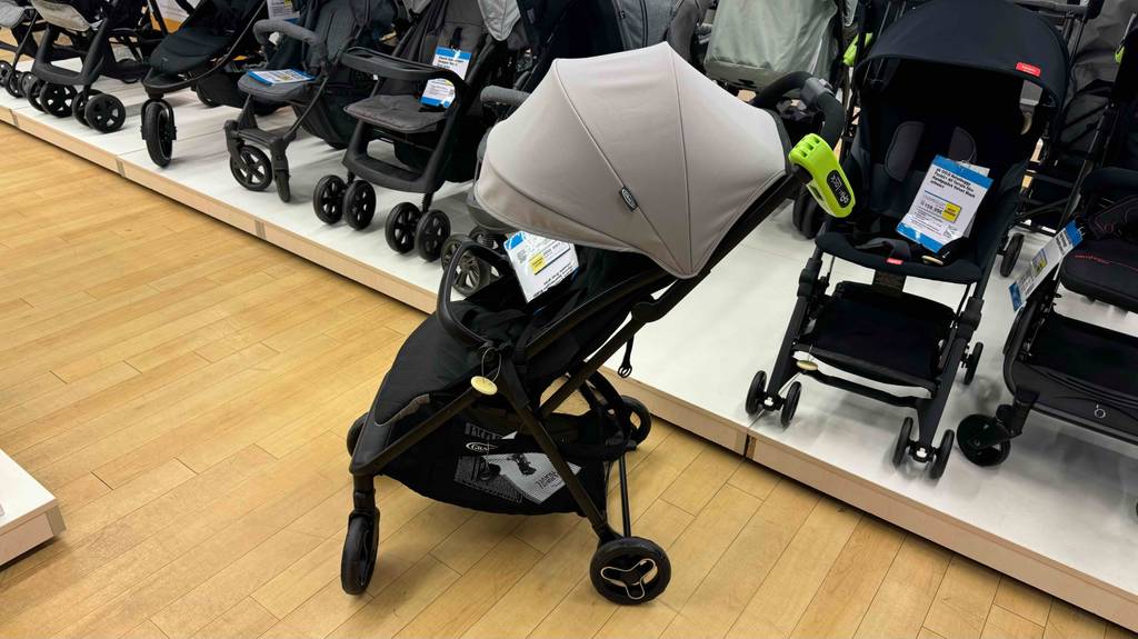 Die Vorderräder eines getesteten leichten Kinderwagens sind eingeschlagen.