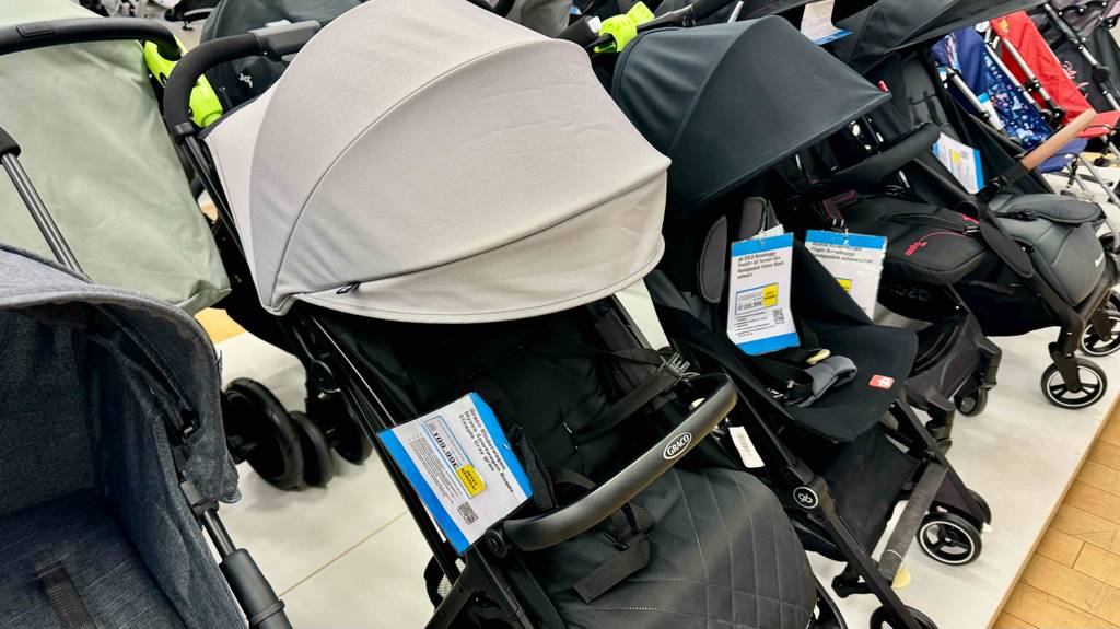 Leichter Kinderwagen-Test: Blick auf das Verdeck.