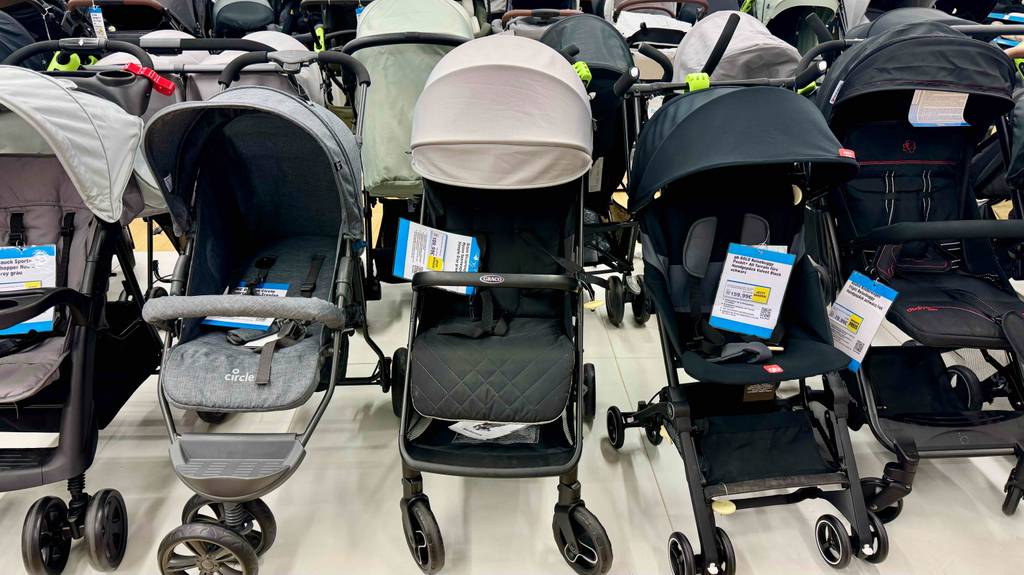 Leichter Kinderwagen im Test: Mehrere unterschiedliche Ausführungen stehen nebeneinander.