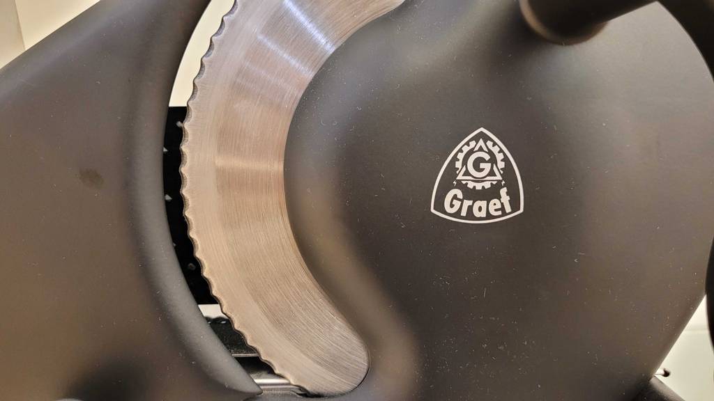 Detailansicht des Schneideblatts einer getesteten Brotschneidemaschine manuell.