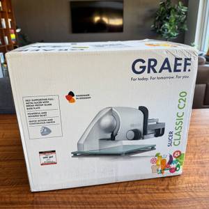 Der Karton der Graef C20EU steht auf einem Tisch