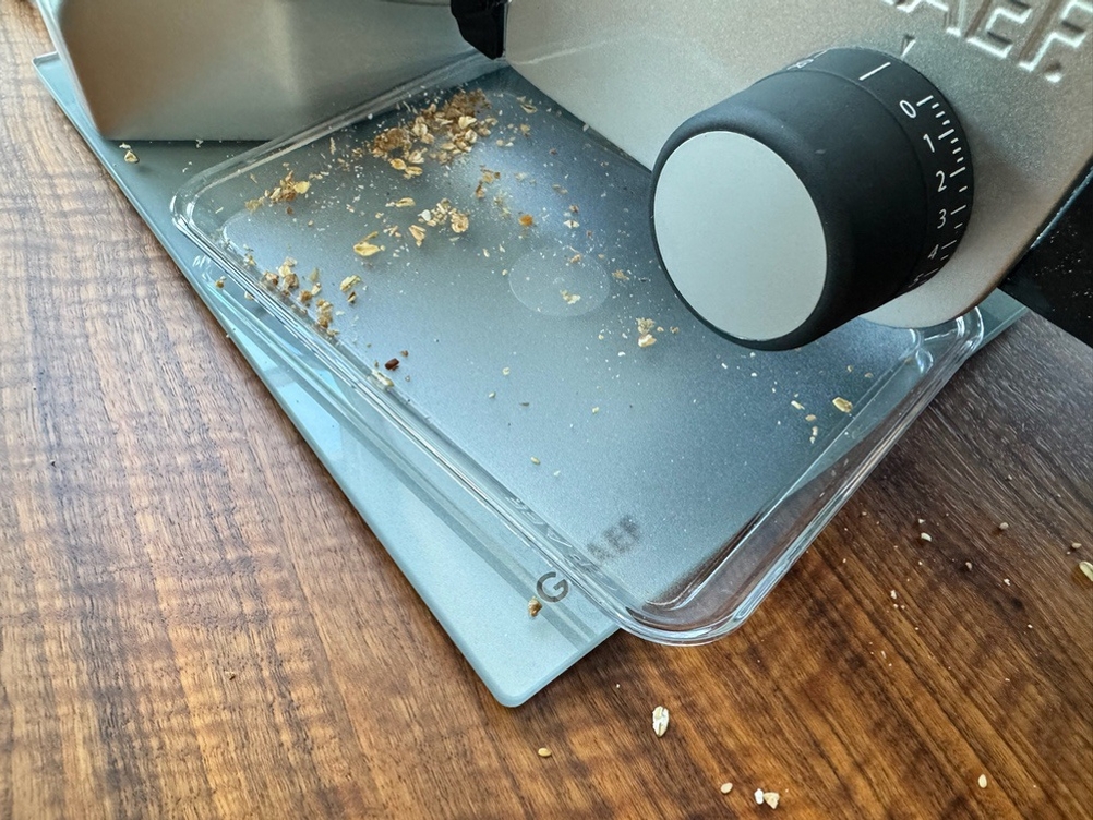 Krümel liegen auf einem Tablett auf der Graef C20EU