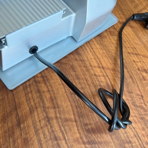 Das Stromkabel der Graef C20EU liegt auf einem Tisch