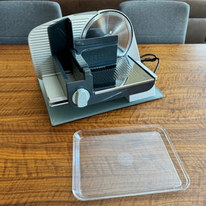 Die Graef C20EU steht neben einem Plastiktablett auf einem Tisch