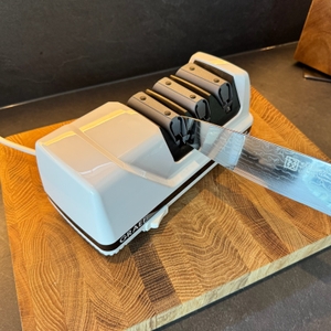 Messer wird aus dem Graef CC 120 gezogen