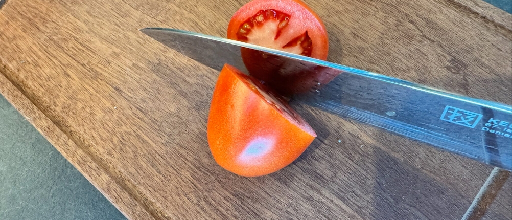 Tomate wird nach dem Schleifen mit dem Graef CC 120 geschnitten