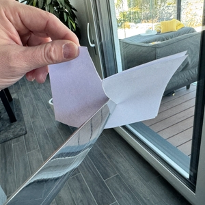 Papier wird nach dem Schleifen mit dem Graef CC 120 geschnitten