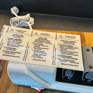 Infoblatt wird mit einer Hand über dem Graef CC 120 gehalten