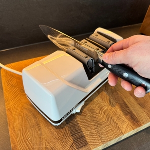 Messer wird in den Graef CC 120 gehalten