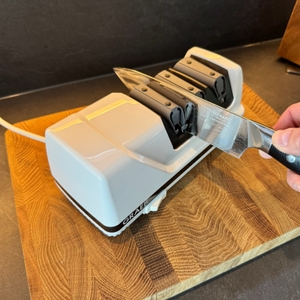 Messer ist zur Hälfte mit dem Graef CC 120 geschliffen