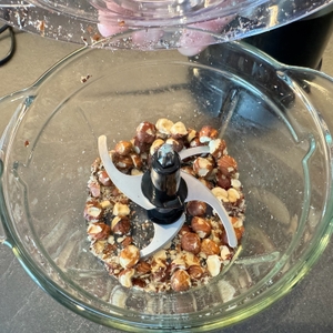 Kaum zerkleinerte Nüsse im Behälter des Graef CH 502