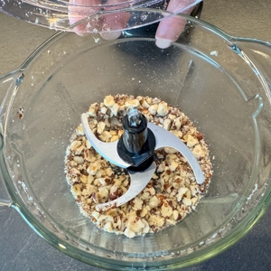 Grob zerkleinerte Nüsse im Graef CH 502