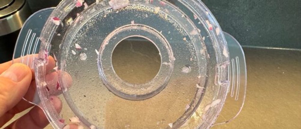 Der Deckel des Graef CH 502 nach dem Zerkleinern von Zwiebeln.