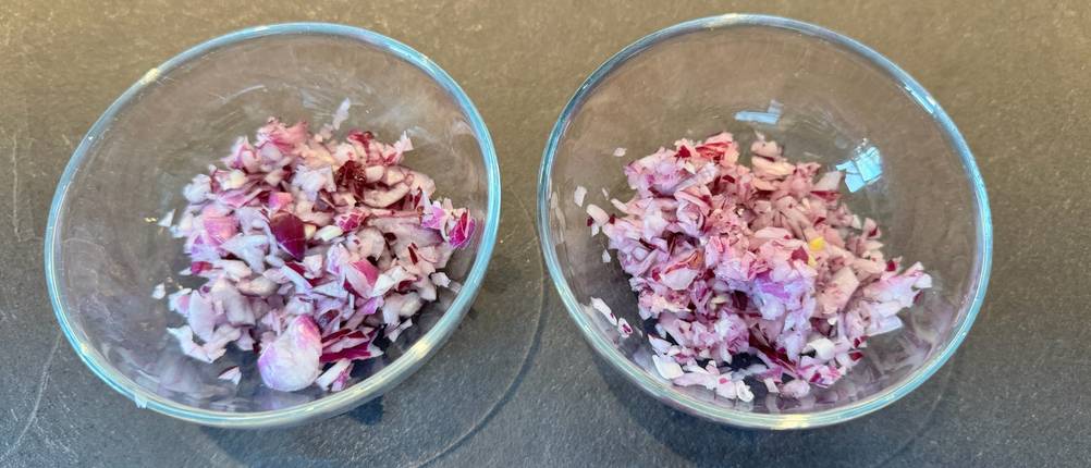 Zwei Glasschalen mit Zwiebeln.