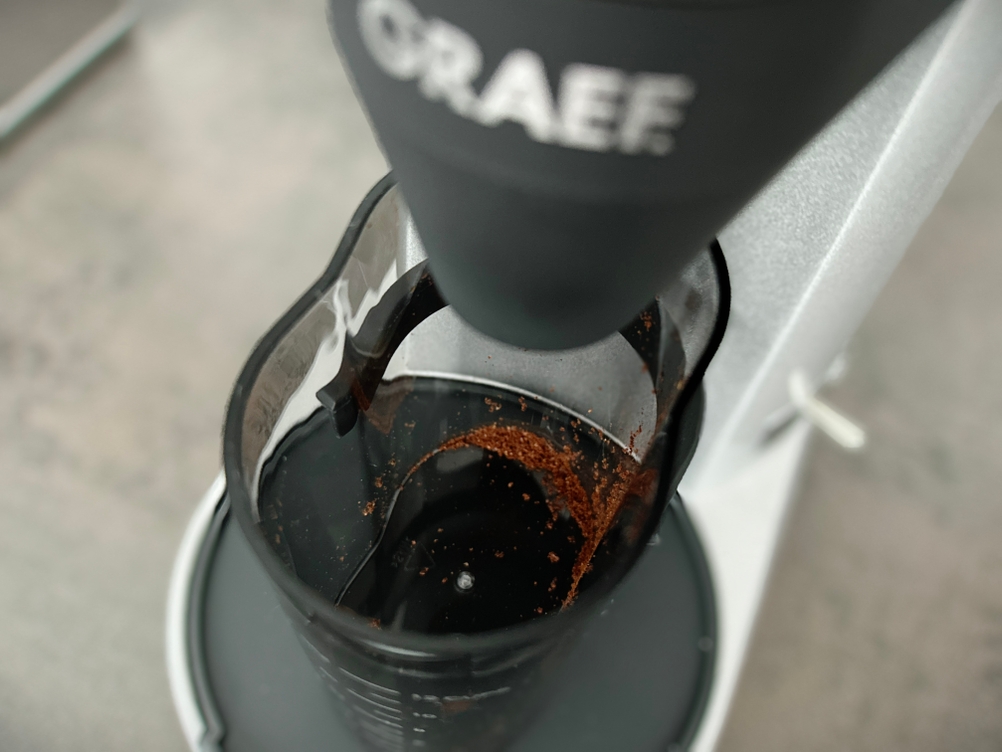 Espressomühlen im Test: Nahaufnahme des Auffangsbehälter der Graef-Espressomühle.