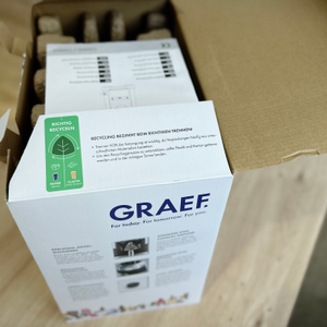 Espressomühlen im Test: Verpackung der Graef-Espressomühle geöffnet.