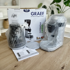Espressomühlen im Test: Der Lieferumfang der Graef-Espressomühle auf einem Tisch.