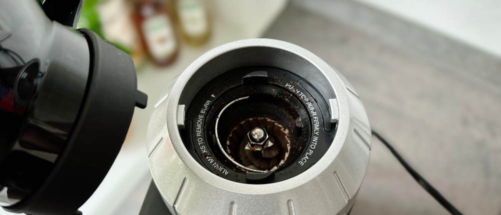 Espressomühlen im Test: Der Bohnenbehälter einer Graef CM800 wurde abgenommen.