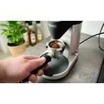 Espressomühlen im Test: Ein Siebträger wird mit Kaffeepulver von einer Espressomühle befüllt.