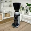Kaffeemühlen im Test: Die Graef-CM800 steht auf einem Tisch.