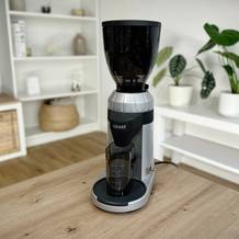 Kaffeemühlen im Test: Die Graef-CM800 steht auf einem Tisch.