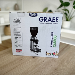 Espressomühlen im Test: Verpackung der Graef-Espressomühle auf einem Tisch.