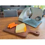 Allesschneider von Graef zusammen mit Karotten und Käse auf dem Tisch