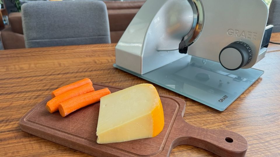 Allesschneider von Graef zusammen mit Karotten und Käse auf dem Tisch