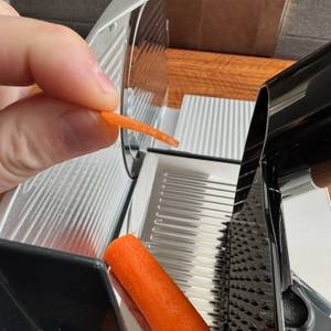 Dünnes Karottenstück mit dem Graef Master M20 geschnitten