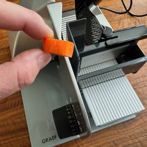Dickes Karottenstück mit dem Graef Master M20 geschnitten