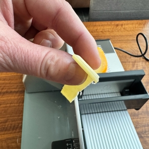 Dicke Käsescheibe mit dem Graef Master M20 geschnitten