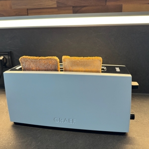 Ein Vollkorntoast und ein Weizentoast stehen im Graef TO91.
