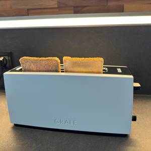 Ein Vollkorntoast und ein Weizentoast stehen im Graef TO91.